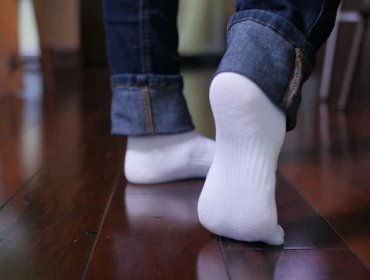 Как отстирать белые носки — самые действенные приемы