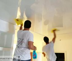Как правильно мыть натяжные потолки