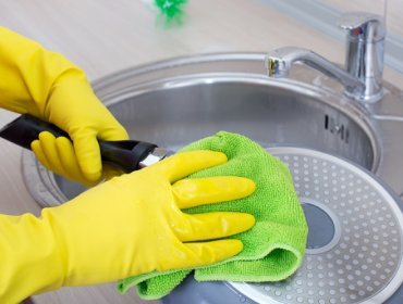 Как очистить сковороду из разного металла от нагара и въевшегося жира?