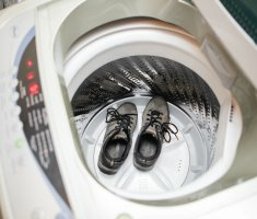 Стирать кроссовки в стиральной машине – быстрый и удобный способ очистить обувь от самых сложных загрязнений