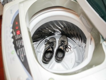 Как стирать кроссовки правильно вручную и в машинке-автомат