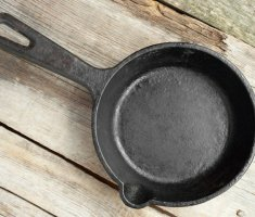 Чугунная сковорода – уход и основные правила эксплуатации изделия