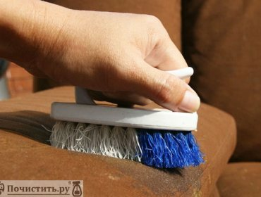 Как удалить пятна с поверхности дивана