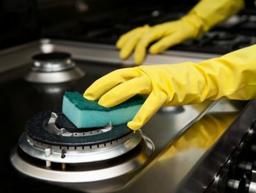 Как очистить плиту от пятен жира и въевшегося нагара?