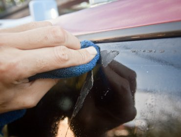 Как снять наклейку со стекла автомобиля, машины, окна?