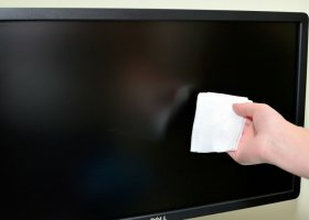 Чем протирать экран телевизора в домашних условиях – доступные способы